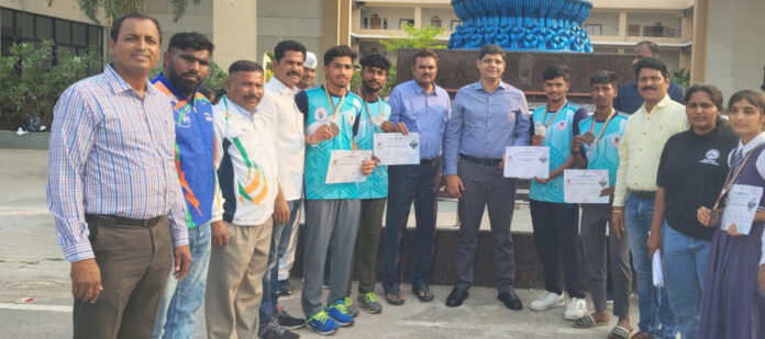 క్రీడాకారులను సన్మానించిన కలెక్టర్