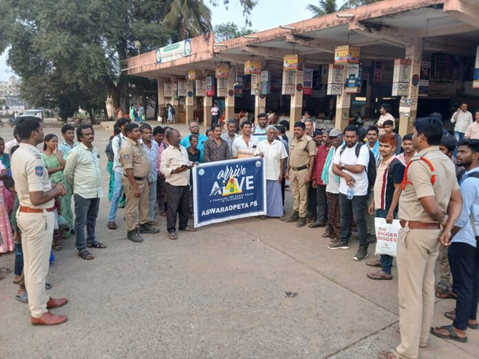 రోడ్డు భద్రత పై అవగాహన కల్పిస్తున్న పోలీసులు: సీఐ నాగరాజు రెడ్డి