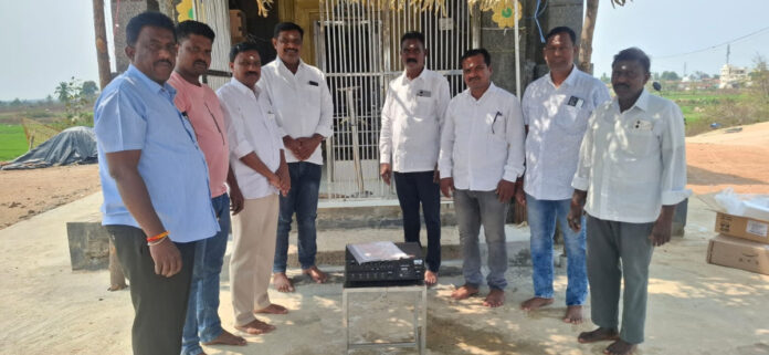 జన్మదినం సందర్భంగా మైక్ సెట్ అందజేత