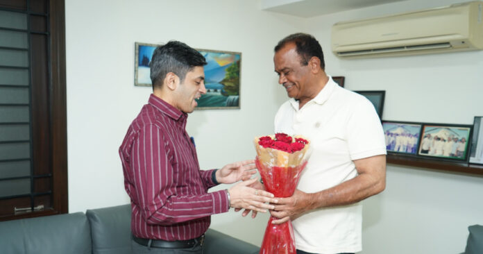 మంత్రిని కలిసిన జిల్లా కలెక్టర్..