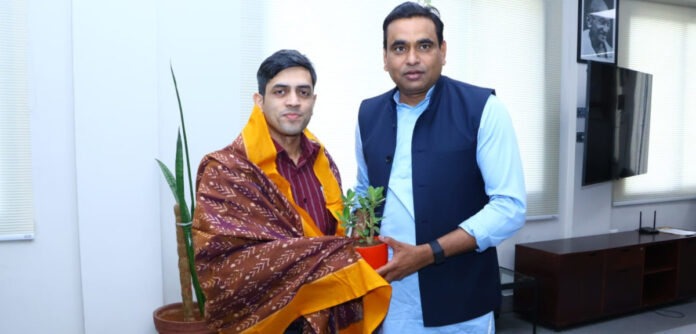 నూతన కలెక్టర్ ను మార్యాదపూర్వకంగా కలిసిన ఎంపీ చామల