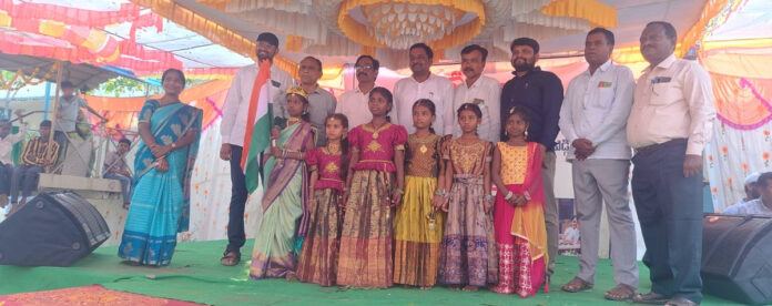 టాలెంట్ టెస్ట్ గెలుపొందిన విద్యార్థులకు బహుమతులు ప్రధానం