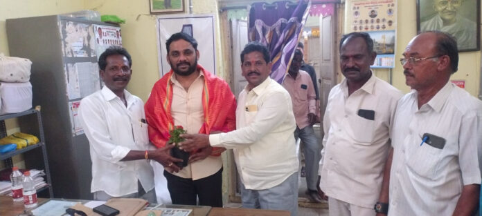 Jinnah Mallesh honored the Tahsildar..