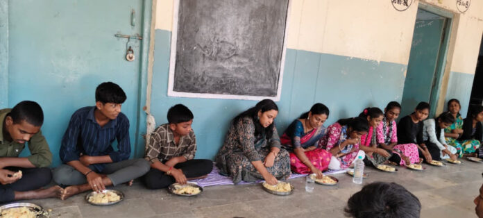 విద్యార్థులతో సహపంక్తి భోజనం చేసిన ఆర్డిఓ..