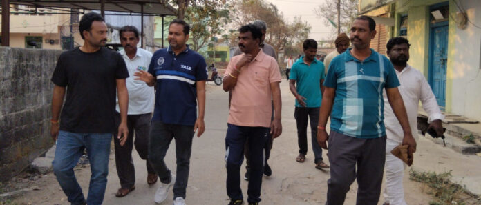 సమస్యల పరిష్కారానికి వార్డులను పరిశీలించిన కమీషనర్