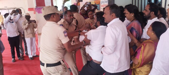 ఆకుల యాదగిరి కుటుంబ సభ్యుల ఆందోళన