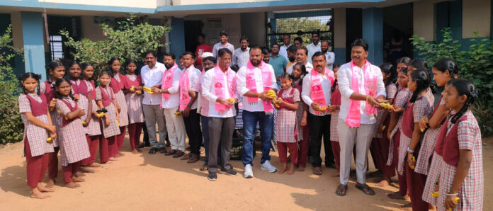 KCR and Baji Reddys birthday celebrations held in Darpally