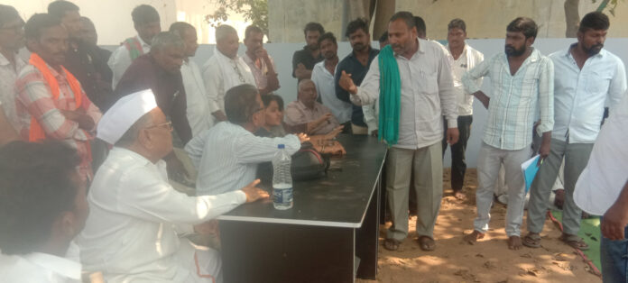 ఆలయ భూమి వేలంపాటను అడ్డుకున్న గ్రామస్థులు