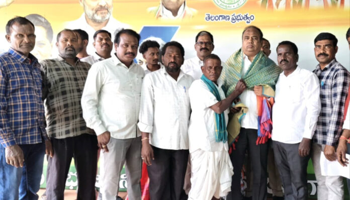 ఎమ్మెల్యే సమక్షంలో కాంగ్రెస్ లో చేరికలు