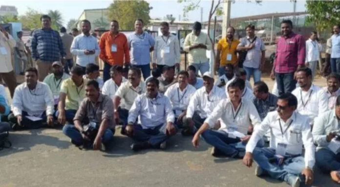 కౌంటింగ్ ప్రారంభమైనా సమాచారం ఇవ్వలేదని జర్నలిస్టుల ఆందోళన