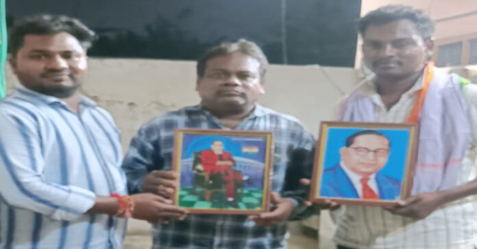 రాజ్యాంగ నిర్మాత అంబెడ్కర్ చిత్ర పటాలు పంపిణీ చెసిన కుమార్ యాదవ్