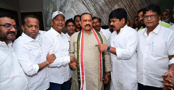 టీపీసీసీ చీఫ్ మహేష్ ను కలిసిన నాయకులు