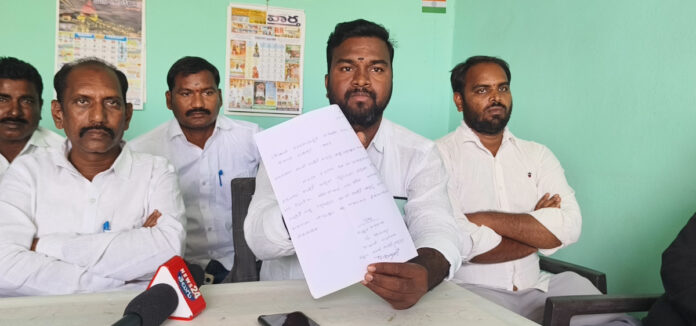 Leaders resign in the Royal Congress