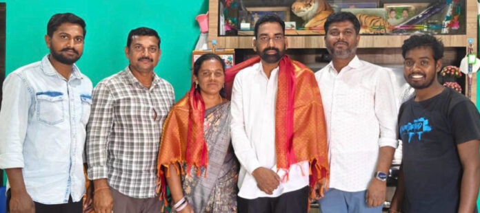 మున్సిపల్ చైర్మన్ ను కలిసిన మార్కెట్ కమిటీ డైరెక్టర్