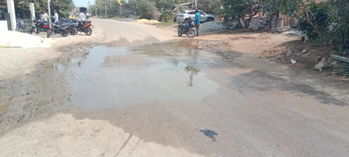 రోడ్డుపై వృధాగా మిషన్ భగీరథ నీళ్లు