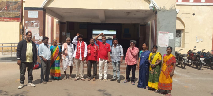 Oppose the privatization of the railway sector.