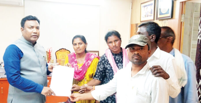 శానిటేషన్ కార్మికులకు గుర్తింపు కార్డులివ్వాలి