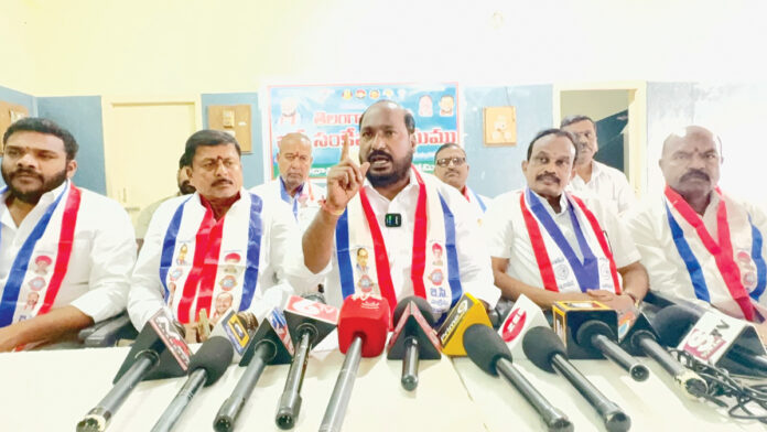 చైర్మెన్లు, మేయర్లుగా బీసీలకు 60 శాతం పదవులు ఇవ్వాలి : బీసీ జేఏసీ