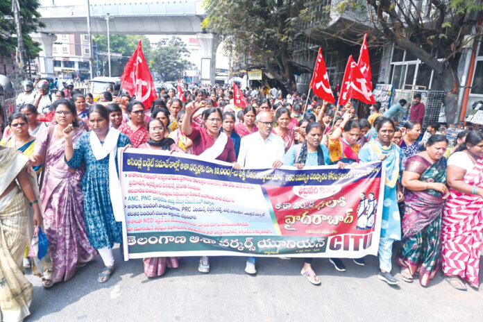 ఫిక్స్డ్ వేతనం కోసం గొంతెత్తిన ఆశాలు