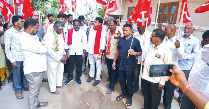 పేదల ఇండ్లు కూల్చితే సహించం