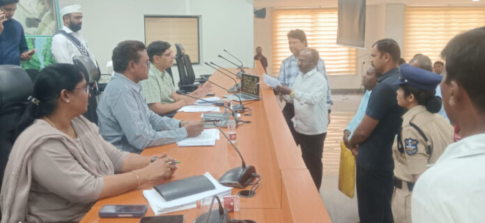 ప్రజావాణి పెండింగ్ దరఖాస్తులను వెంటనే పరిష్కరించాలి: కలెక్టర్