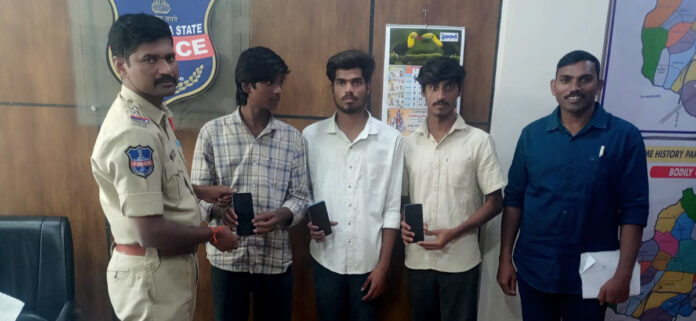 సిఈఐఆర్ ద్వారా బాధితుకు ఫోన్లు అందజేత