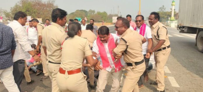 సీఎం దిష్టిబొమ్మ దహనాన్ని అడ్డుకున్న పోలీసులు