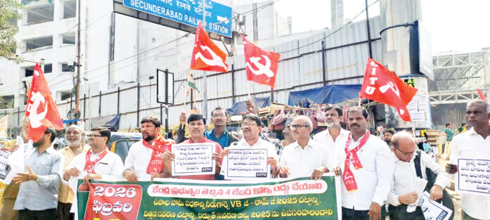 The privatization of railways must be stopped immediately.