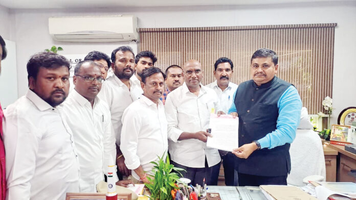 Jagga Reddy and Dharmapuri Aravind should be arrested immediately.