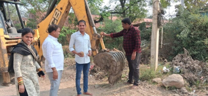 Sarpanch picks up garbage from sewer