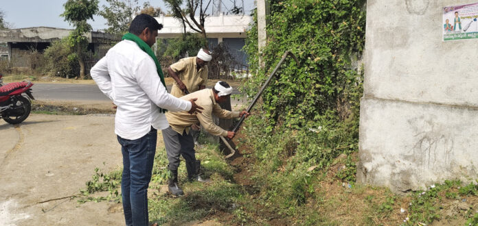 కొయ్యుర్ డ్రైనేజీల్లో చెత్తా, చెదారం తొలగింపు..