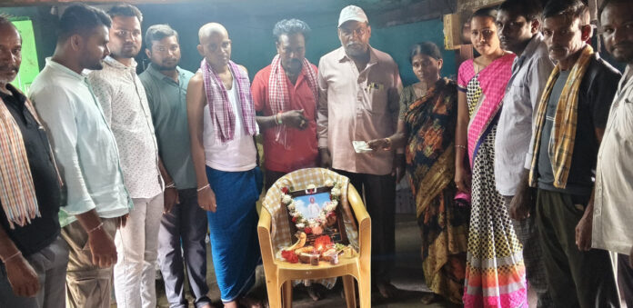 Sarpanch Lingaswamy offers prayers to the family of the deceased