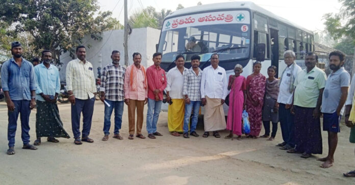 ప్రతిమ హాస్పిటల్ బస్సును ప్రారంభించిన సర్పంచ్