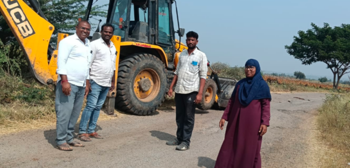 Sarpanch removes the sycamore trees that are crossing the road