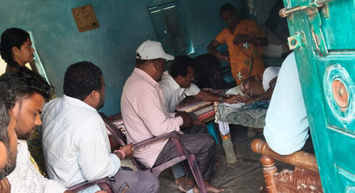 అనారోగ్య బాధితుడిని పరామర్శించిన సర్పంచ్