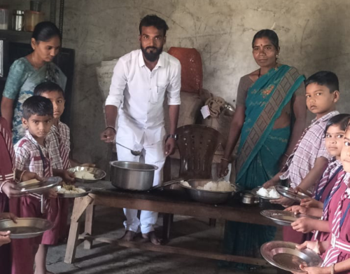 విద్యార్థులకు నాణ్యమైన భోజనాలు అందించాలి: సర్పంచ్