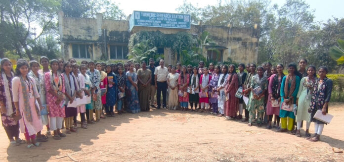 పసుపు పరిశోధన కేంద్రాన్ని సందర్శించిన విద్యార్థినులు