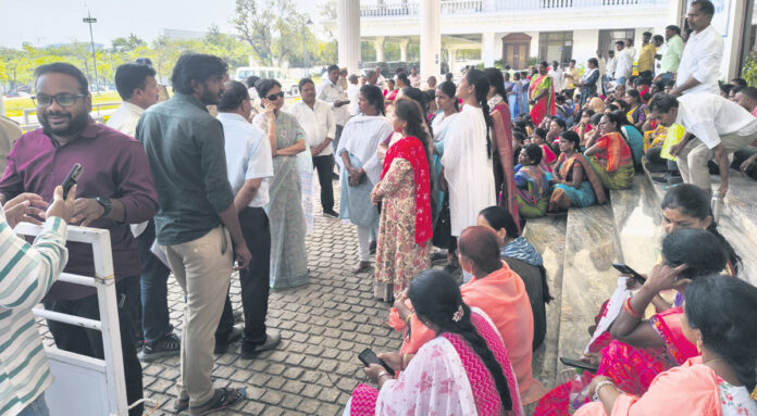 కాంట్రాక్టు ఏఎన్ఎమ్ల సమస్యలు పరిష్కరించాలి