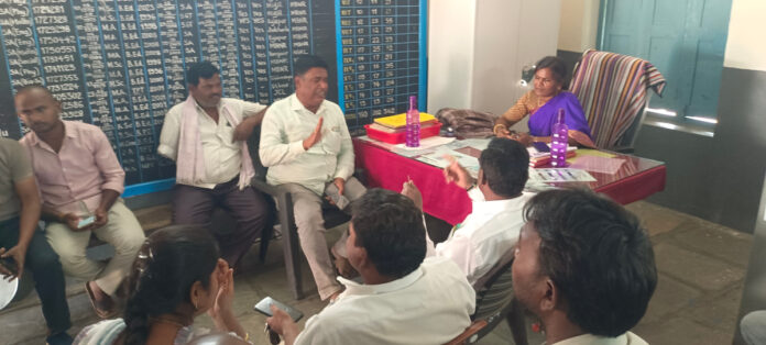 సమయపాలన పాటించని ఉపాధ్యాయులు