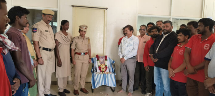 ఎక్సైజ్ కానిస్టేబుల్ సౌమ్యకు ఘన నివాళులు