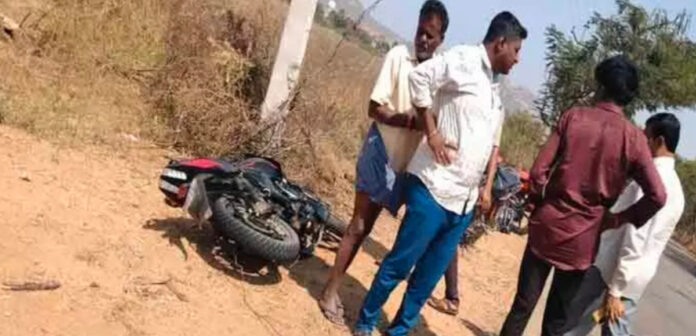 Bolero collides with two two-wheelers