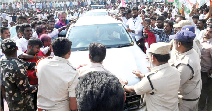 ‘మున్సిపల్’ కౌంటింగ్ కేంద్రాల వద్ద ఉద్రిక్తత