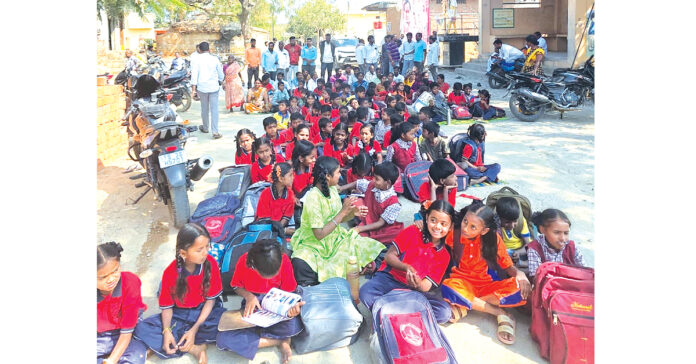 అద్దె చెల్లించడం లేదని పాఠశాల భవనానికి తాళం