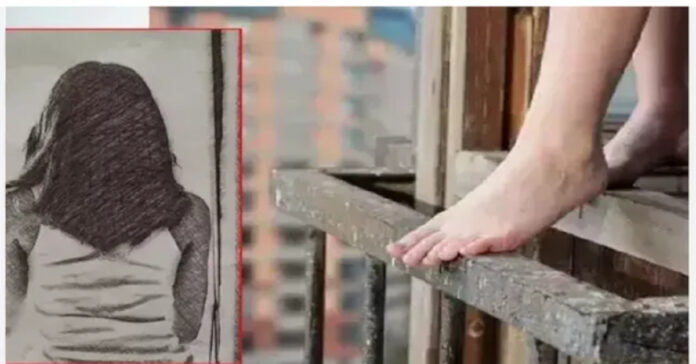 టీచర్ తిట్టిందని.. కాలేజీ బిల్డింగ్ పైనుంచి దూకిన స్టూడెంట్