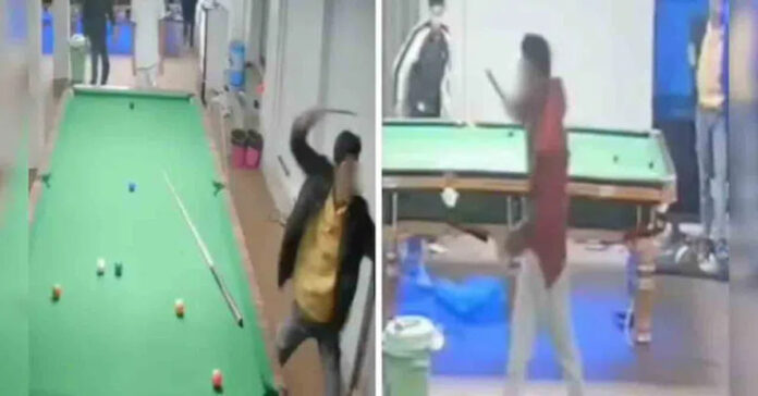 30 సెకన్లలోనే 27 సార్లు పోడిచి.. వీడియో తీసి..!