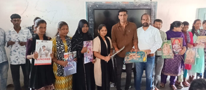 కళాశాల విద్యార్థులకు పరీక్ష ప్యాడ్స్, పెన్నుల వితరణ