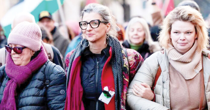 ఐరాస పాత్రికేయురాలు ఆల్బనేస్ను తొలగించాల్సిందే