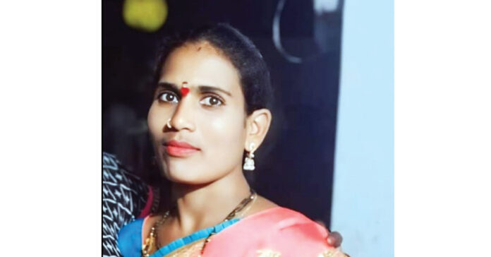 పారతో భార్యను కొట్టి చంపిన భర్త