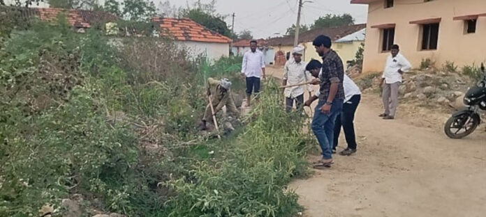 బస్వాపూర్ సర్పంచ్ ఆధ్వర్యంలో శ్రమదానం