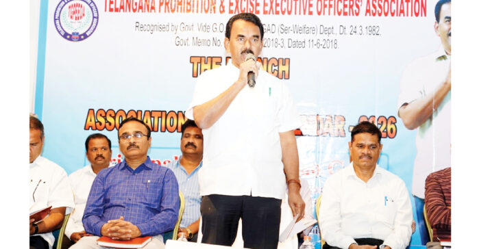 ఎక్సైజ్ అధికారులకు ఆయుధాలు